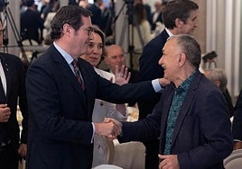 The president of the CEOE union, Antonio Garamendi, greets UGT leader, Pepe Álvarez.
