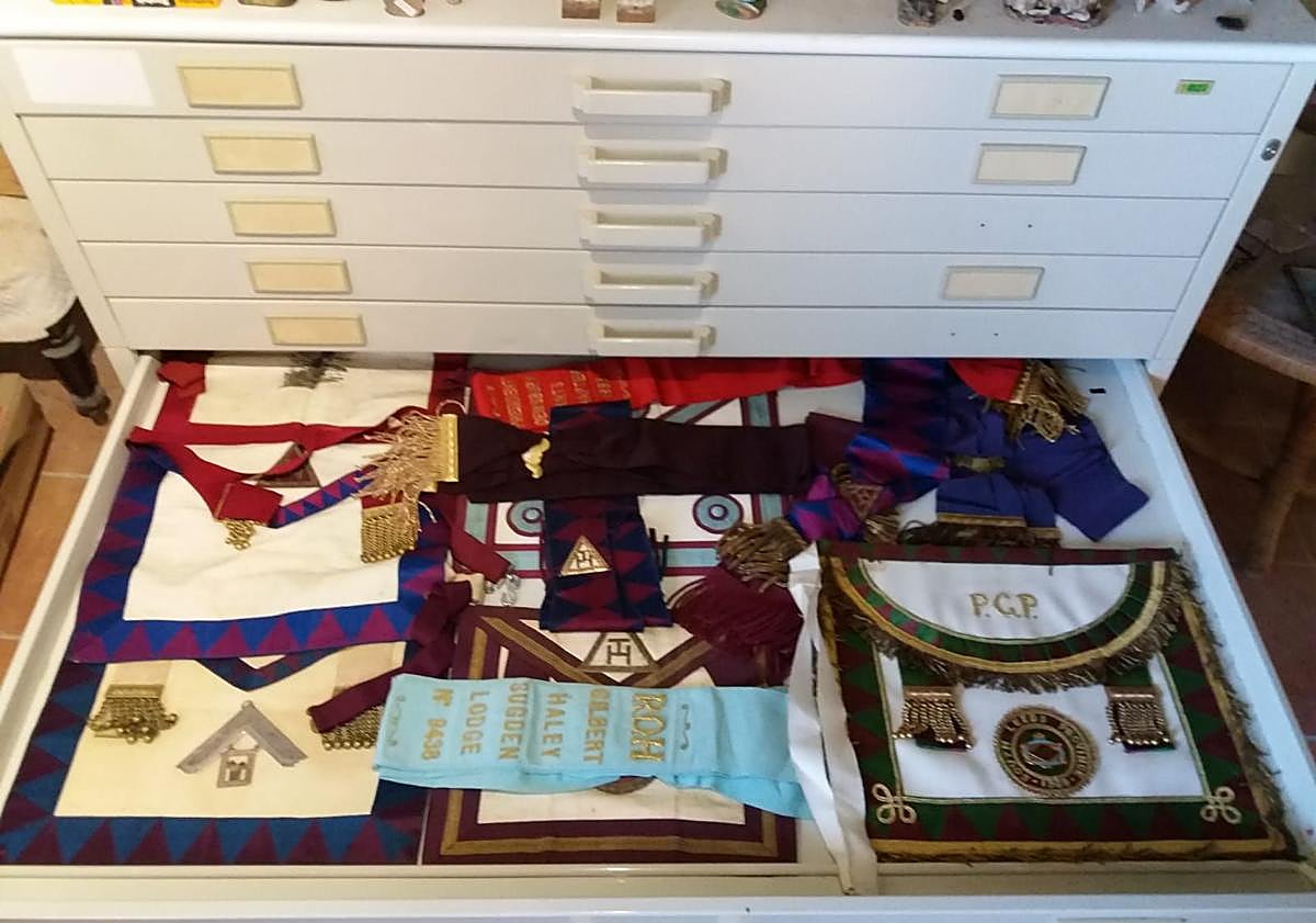 Imagen principal - The collection of Freemason material and interiors of the museum.