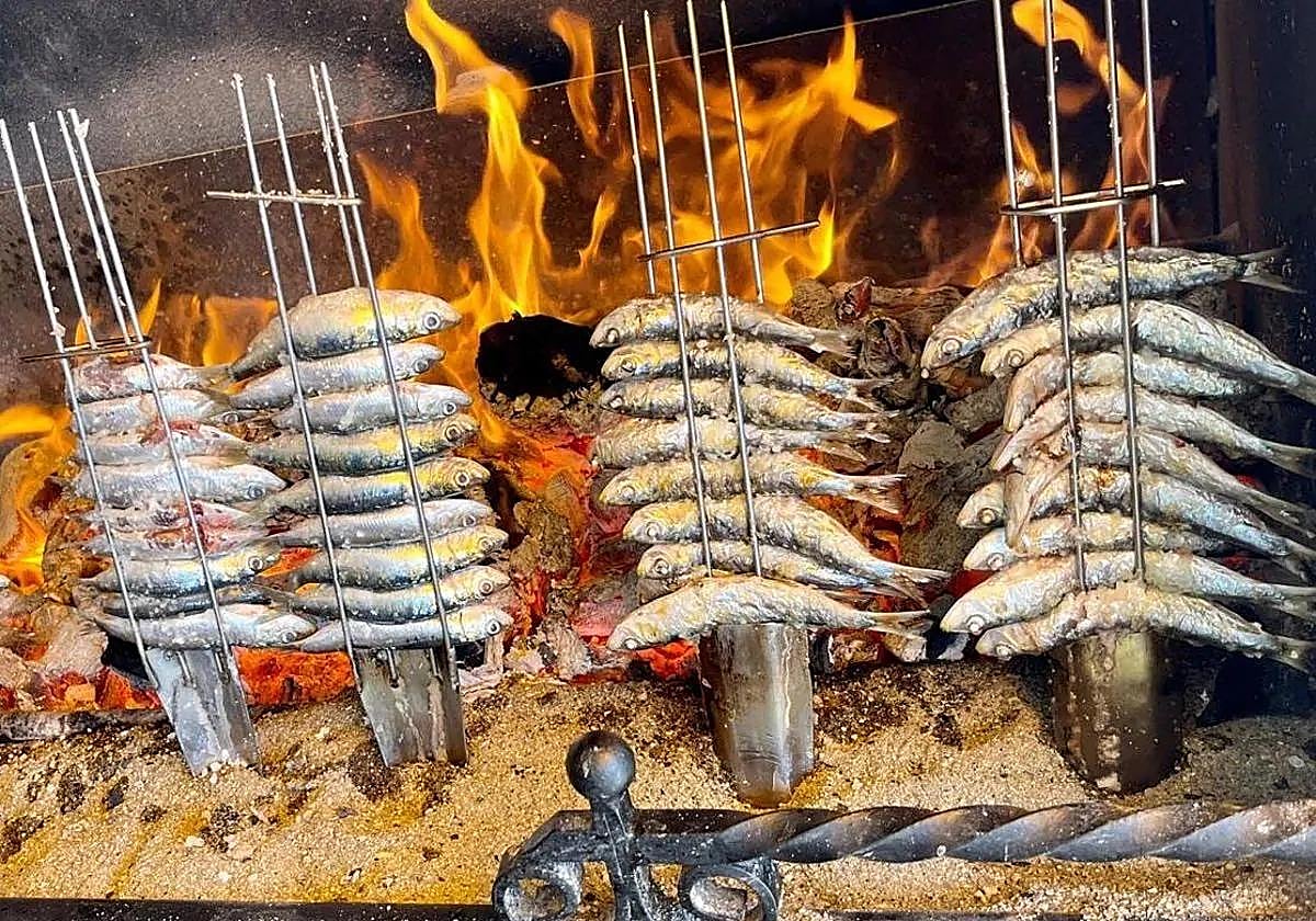 Sardines on skewers are available at La Lonja Malagueña seafood restaurant in Alhaurín de la Torre.