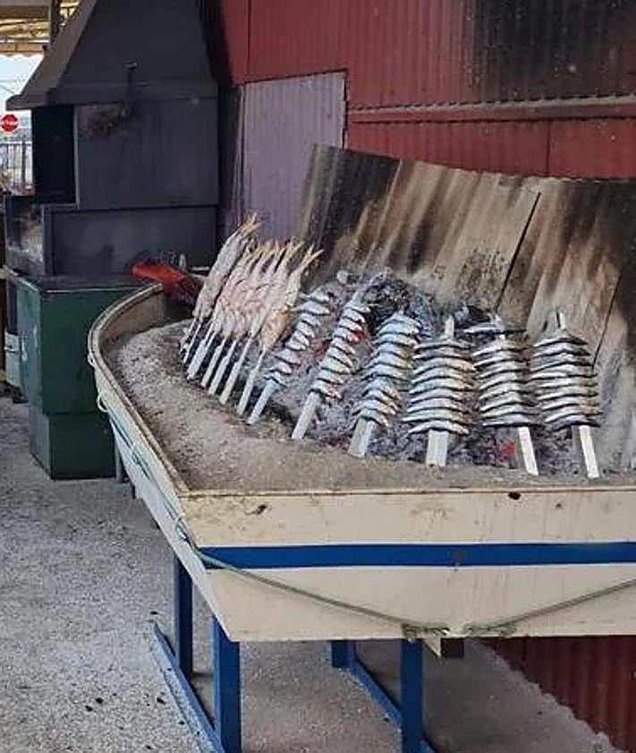 Imagen secundaria 2 - From top, and then left to right: El Balate restaurant in Puerto de la Torre. Casa Pedro Lucena (Coín) and a boat of 'espetos' at the Ramírez Moreno restaurant in El Trapiche in the Axarquía. 