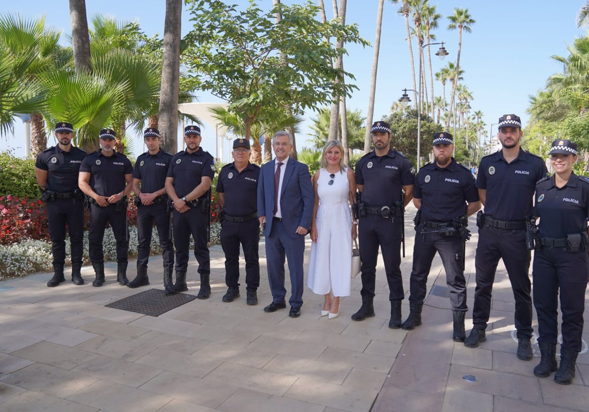 The new officers with the mayor, José María García Urbano.