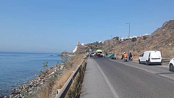 Two injured in collision between motorbike and cyclist on Costa del Sol