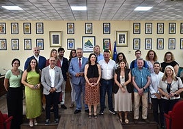 The delegate of the Junta, Patricia Navarro, and the president of the Mancomunidad Oriental, Jorge Martín, this Thursday at the headquarters of the regional institution, with tourism entrepreneurs.