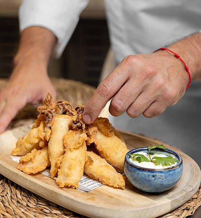 Arrozante Marbella offers a variety of tapas, fish, and seafood dishes.