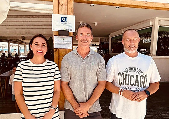 Vélez-Málaga councillors outside Boraz beach bar in Torre del Mar on Monday.