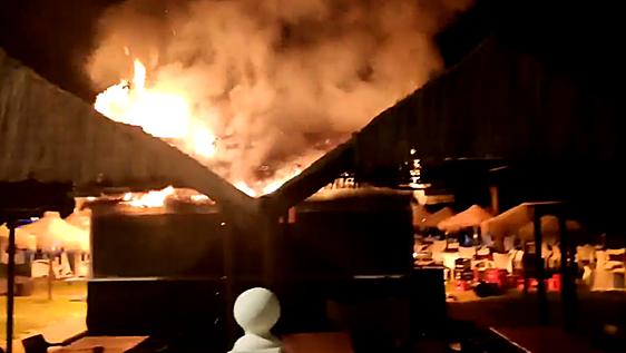 Video: Popular Costa del Sol beach bar goes up in flames during early morning blaze