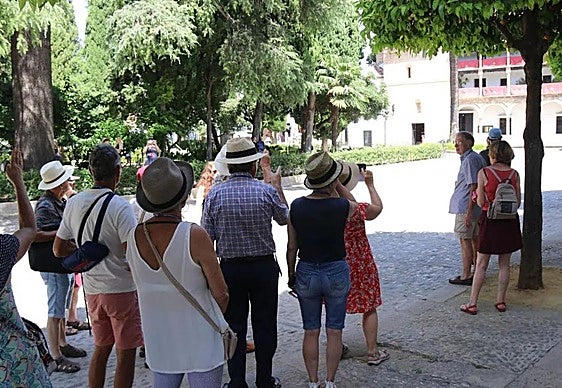 Tourists on a guided tour in Ronda.