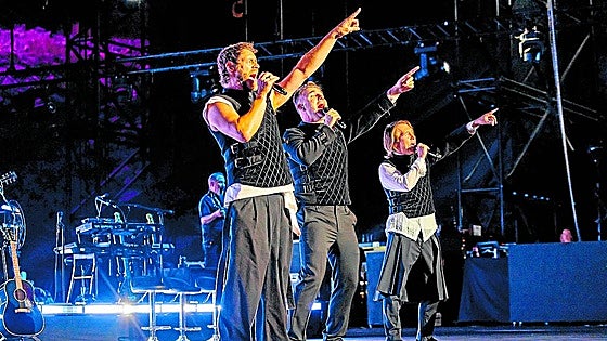 English and Spanish bury rivalry to enjoy Take That in Marbella