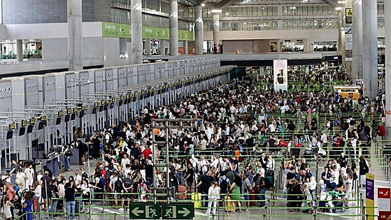 'Check-in queues are terrible': Malaga Airport affected by worldwide IT crash