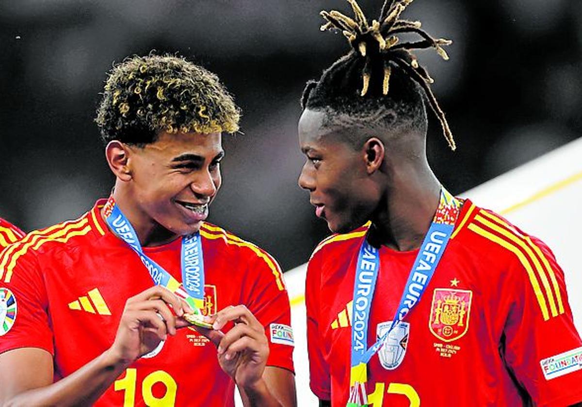 Lamine Yamal and Nico Williams with their medals.