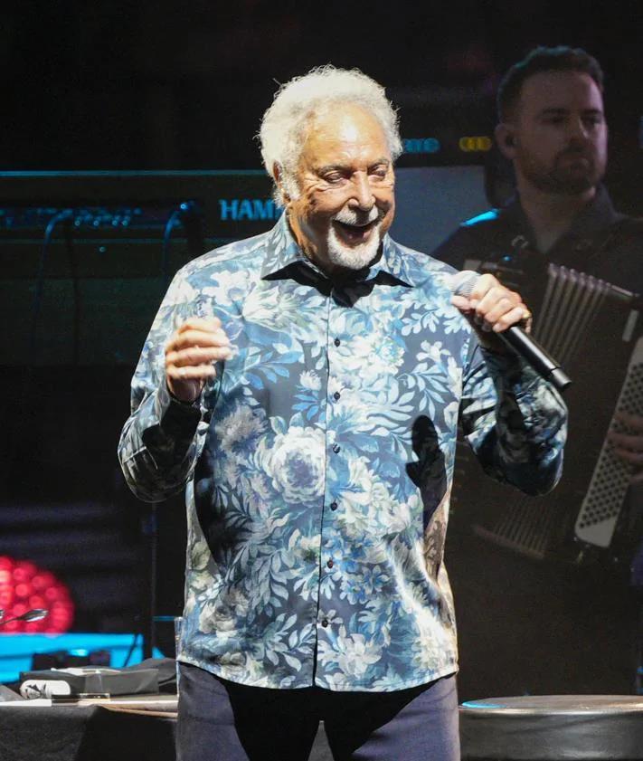 Imagen secundaria 2 - Tom Jones roars into action to offer a magical night of music at Starlite in Marbella