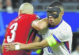 Kylian Mbappé wearing a mask to protect his broken nose.