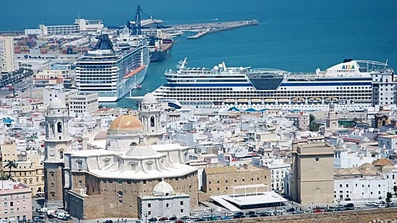 City port in south of Spain sees out July with three cruise ships docked carrying almost 13,000 passengers