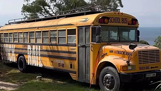 Jack, the American school bus that allows you to discover Cadiz province in a home on wheels