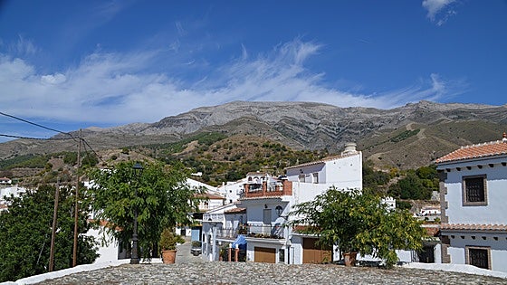 Three dehydrated hikers plucked from Malaga province's highest peak after eight-hour rescue
