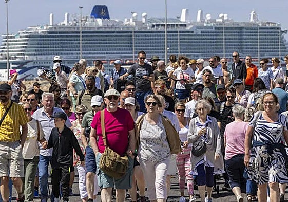 Tourists leaving a cruise ship in Palma de Mallorca.