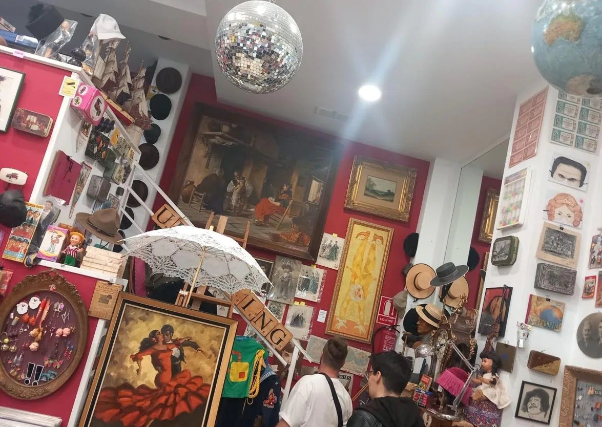 Imagen secundaria 1 - Ruiz, holding a world map on which he takes note of where some of his customers have come from, and some of the other objects that can be found in Roto.