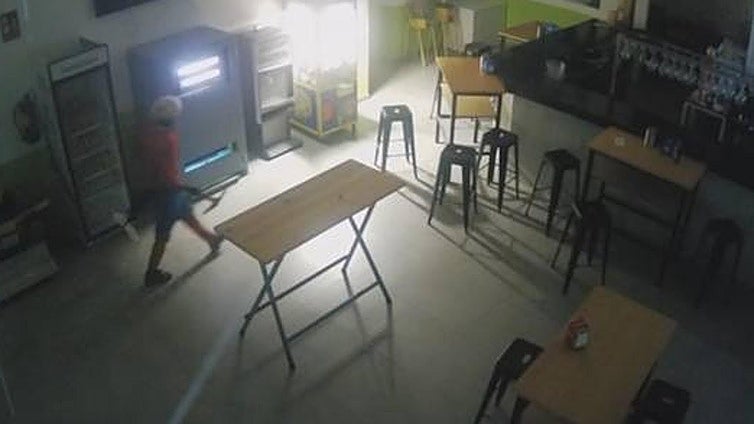 A cut on his finger gave away the thieving Spider-Man of Granada's Castell de Ferro