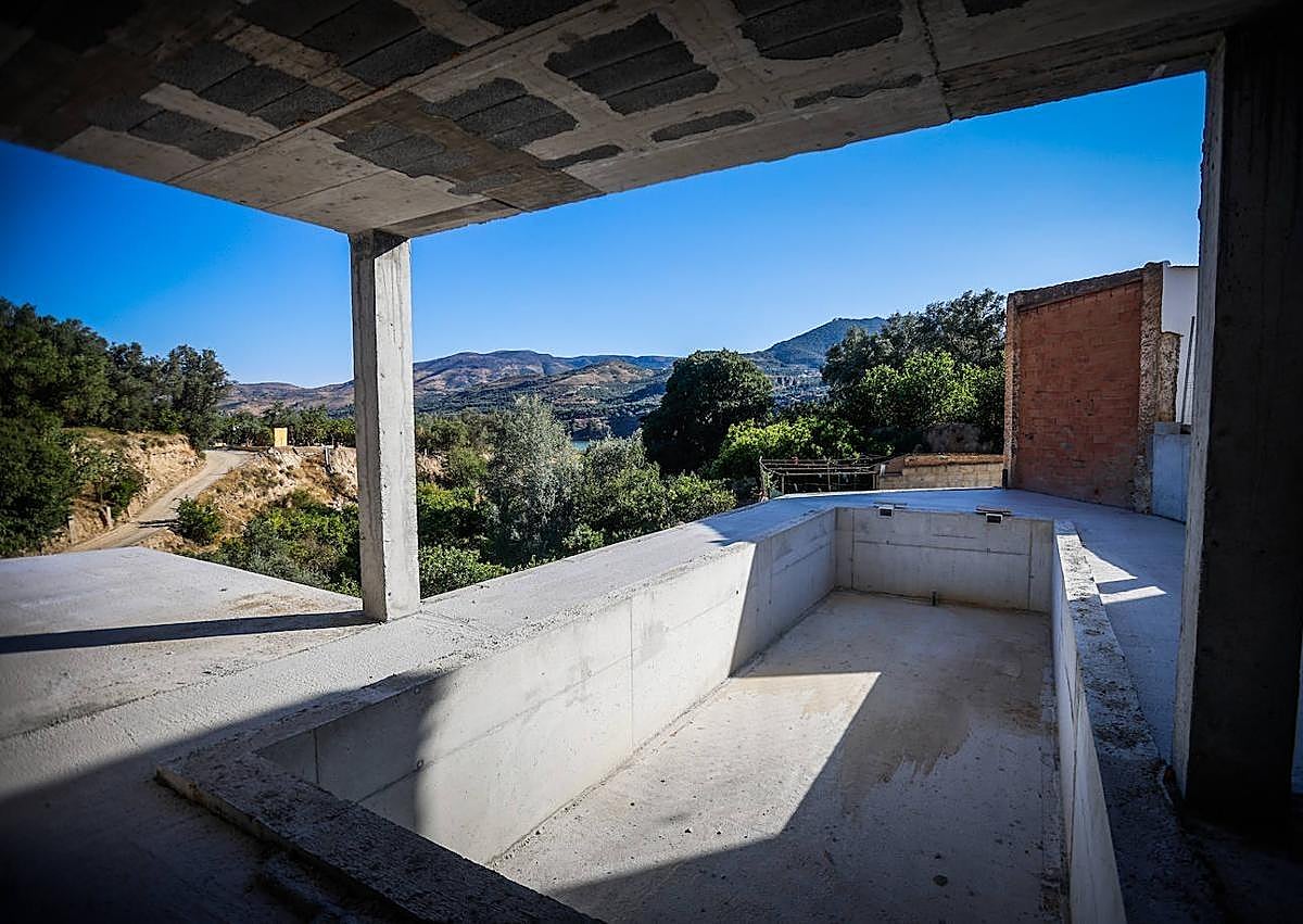 Imagen secundaria 1 - Robby and Sonja on the terrace of one of the rooms; the pools; and inside the middle floor.