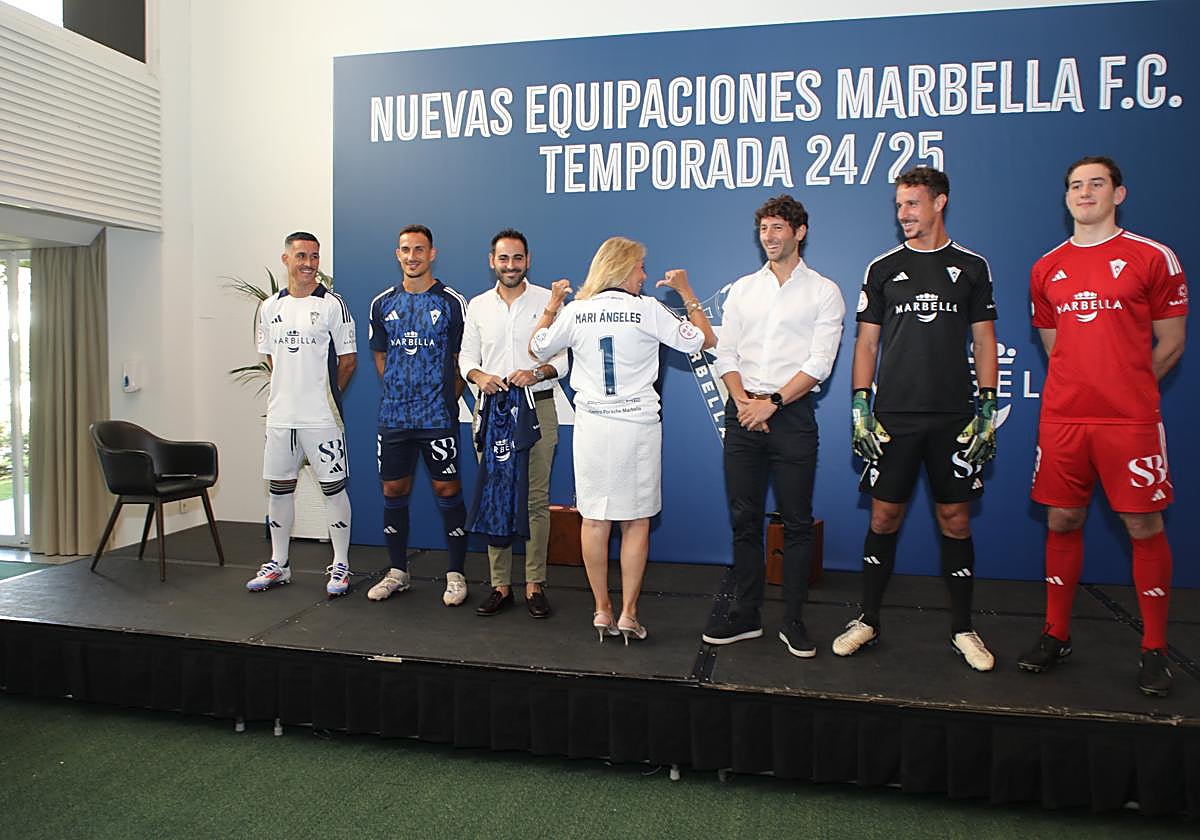 The mayor, Ángeles Muñoz, attended the presentation of the new Marbella FC kit.