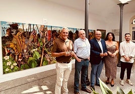 The artist (2l) with the mayor (3l) and councillors in the CAC.