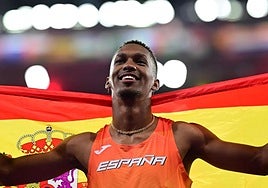Díaz with the flag of his adopted nation.