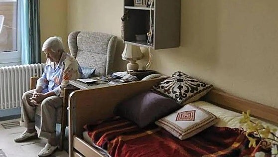 How do most people in Malaga province live? Is it alone, as a couple or with other family members?