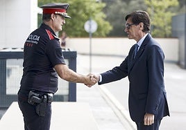 Salvador Illa greets Sallent of the Mossos d'Escuadra force this week.
