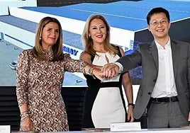 The Junta's minister of economy Carolina España with a representative of the Chinese company Desay SV.