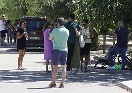 Family and friends of the boy who died in Mocejón (Toledo).