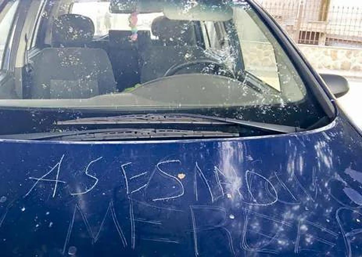 Imagen secundaria 1 - THE TRAIL OF CRIME: In the first image, the house where the alleged killer was arrested; in the second, his father's vandalised vehicle. In the third, the fence through which he supposedly accessed the sports centre.