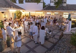 The guests dressed all in white.