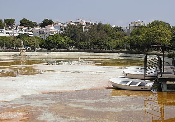 Sad sight as the green areas of Torremolinos drink the town's boating lake dry