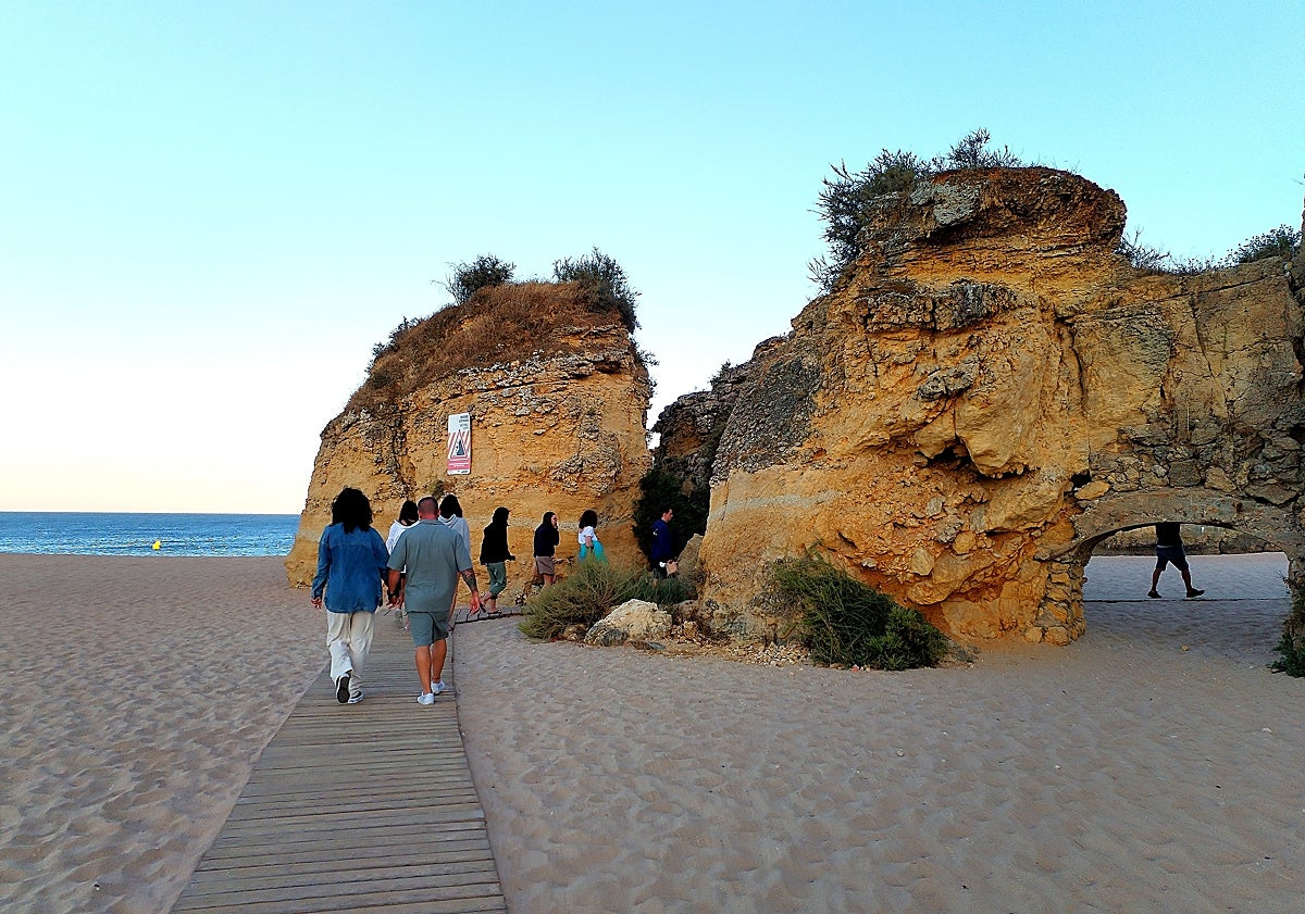 Imagen principal - Tourists' favourite places in Lagos: the rocks, the town market, the sports shop.