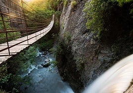 This route between waterfalls and suspension bridges is a real marvel for the senses.