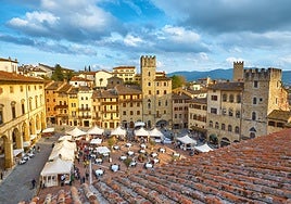 Piazza Grande, Arezzo's main square, during its famous monthly antiques fair.