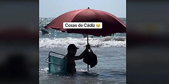 This is the hilarious video of a beachgoer on a semi-submerged deckchair in Spain that has quickly gone viral