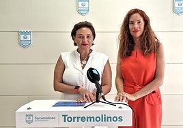 Mayor Margarita del Cid (l) announces the increase in social aid.