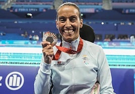 Teresa Perales, with the bronze medal won in the 50 metres backstroke.