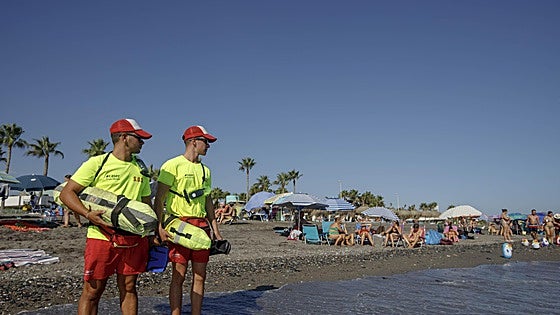 Showers remain open on Granada's beaches as summer lifeguard services end