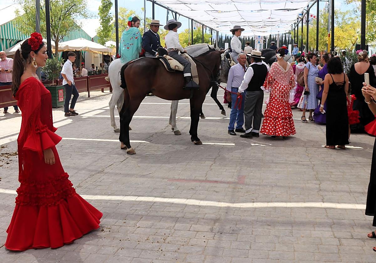Imagen principal - An afternoon of horses and well-dressed riders at Ronda fair, in pictures