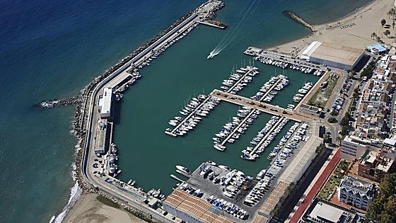 Firefighters rescue injured youth who was trapped amongst the concrete blocks of Marbella breakwater
