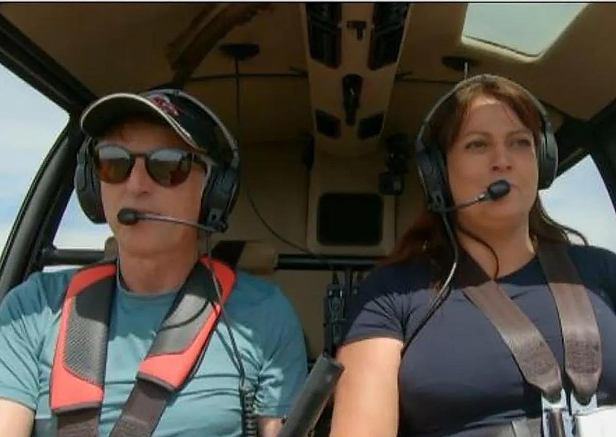 Imagen secundaria 1 - Calleja, in the Comares square, flying in a helicopter with Lorena and chatting with Teodora.