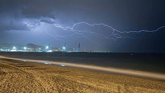 Spain's national weather agency updates forecast and warns 'embedded thunderstorms' are possible in Malaga and on the Costa del Sol this weekend