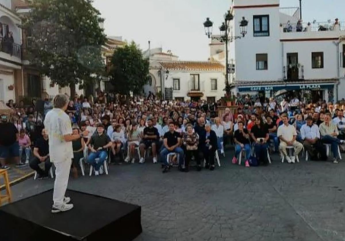 Imagen principal - Calleja, in the Comares square, flying in a helicopter with Lorena and chatting with Teodora.