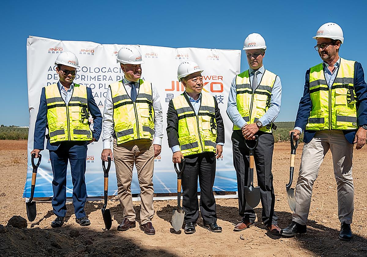 Chinese and Spanish authorities at the laying of the first foundation stone.
