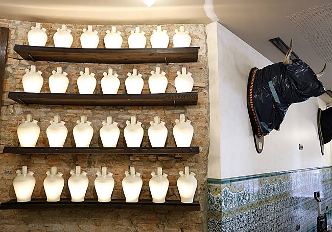 Botijos and bulls, the hallmark of the new Café de Chinitas.