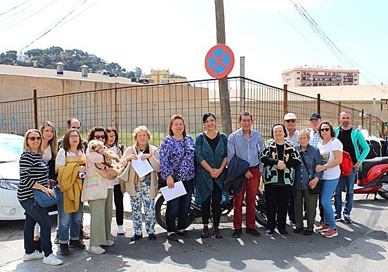 Residents opposed to the petrol station project, together with the councillor of Con Málaga.