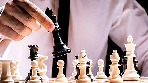 How is financial planning for expats in Spain like a game of chess?