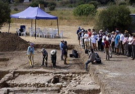 All participants in the excavations gathered in August to learn about the objectives of the new archaeological dig.